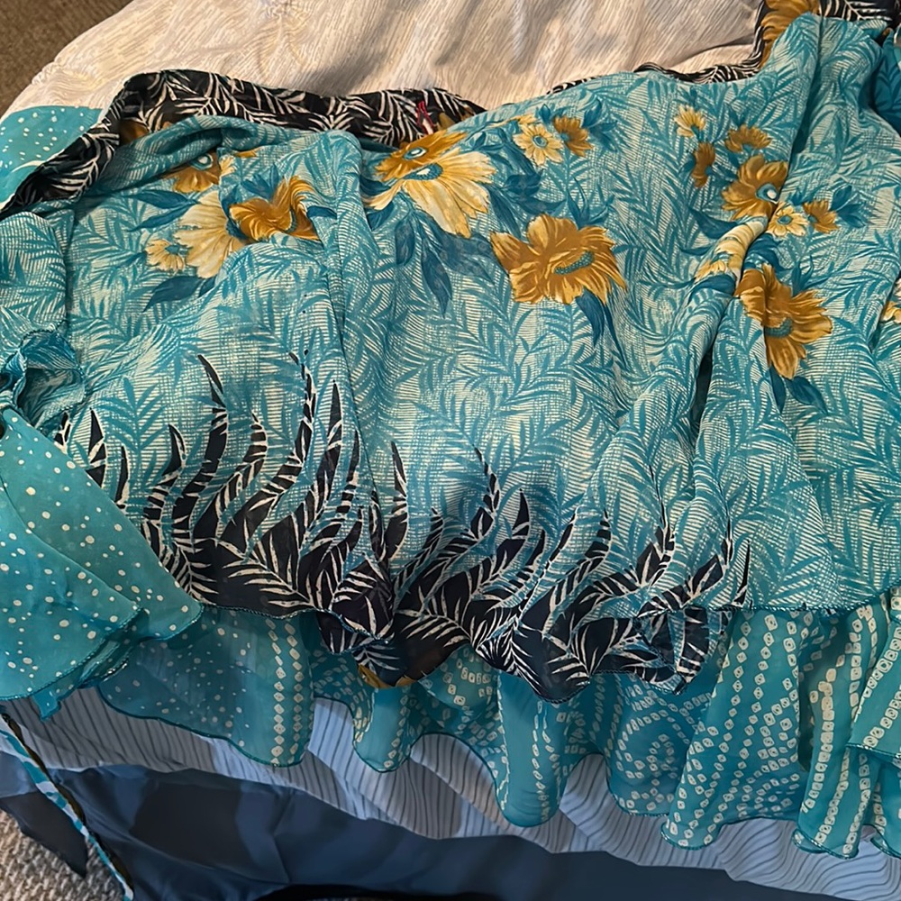 NWOT authentic Hawaiian wrap! Two different patterns one on each side.